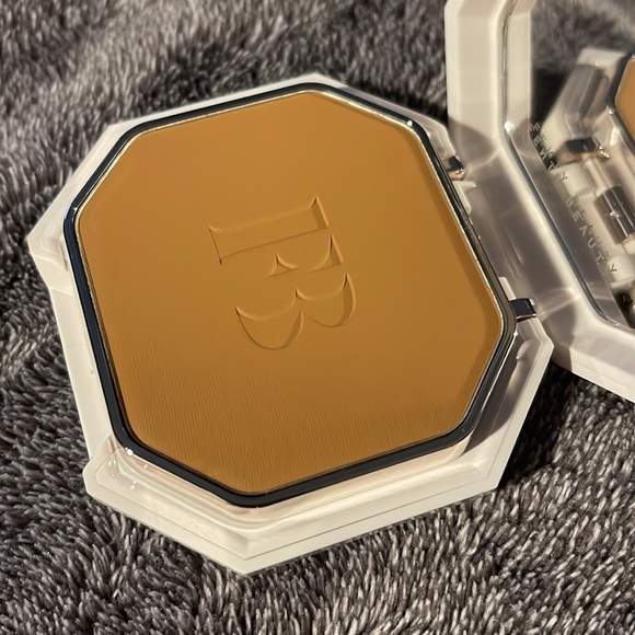 Fenty 380 PRO FILT'R SOFT MATTE POWDER FOUNDATION - Picture 7 of 7